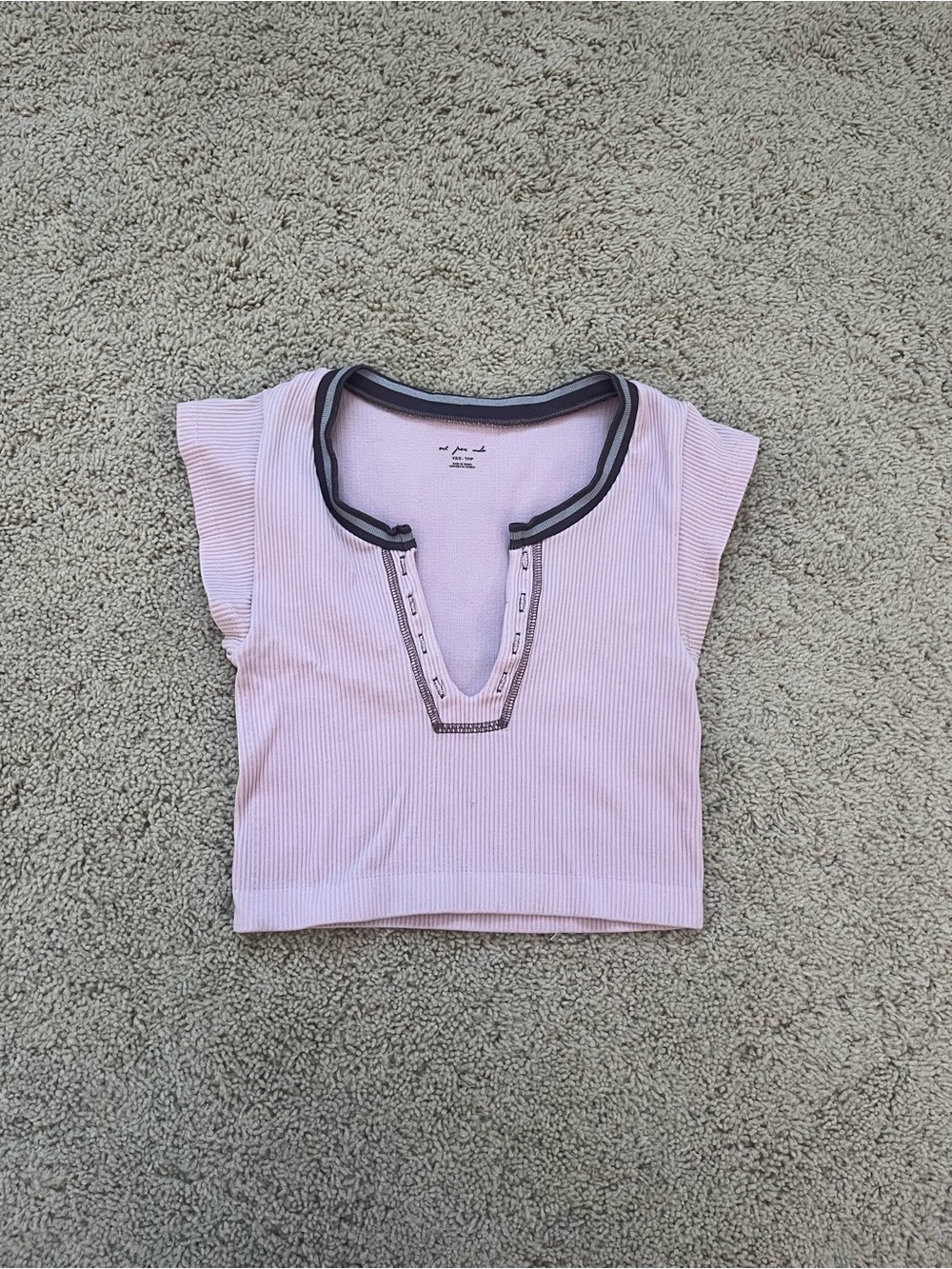 urban outfitters pink crop top
